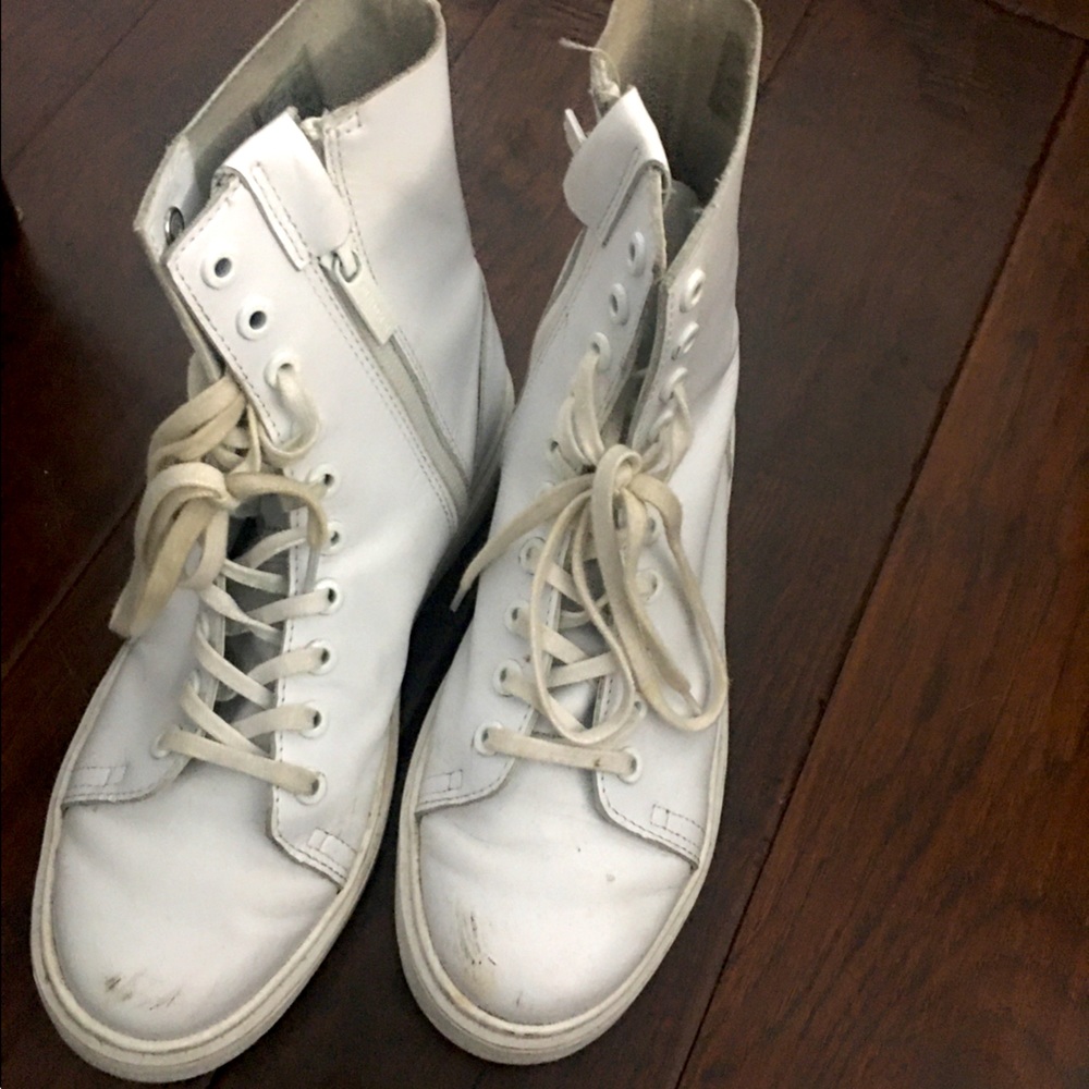 White dr marten shoes! So cute and stylish